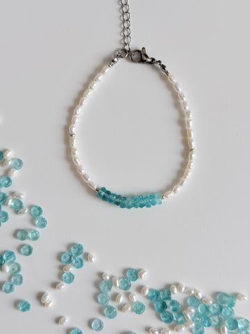 Blue apatite and pearl bracelet with freshwater pearls and center apatite beads